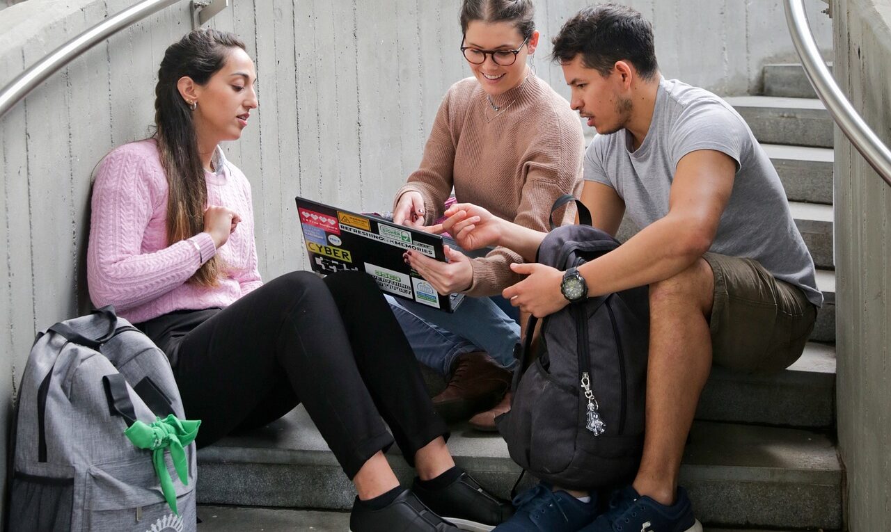 Jovens debatendo em grupo para depois apresentar a resposta em sala